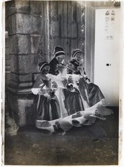 Glass negative, 13×18 cm, 2 women, 1 child, in Le Folgoët, Finistère