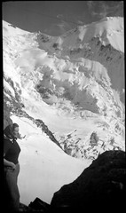 Weiblich Trekking Montagne Landschaft Schnee- – Antik Negativ Foto an.1950