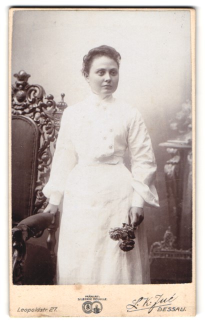 Photograph L. K. Jue, Dessau, Leopoldstr. 27, young woman in white dress with bl