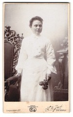 Photograph L. K. Jue, Dessau, Leopoldstr. 27, young woman in white dress with bl
