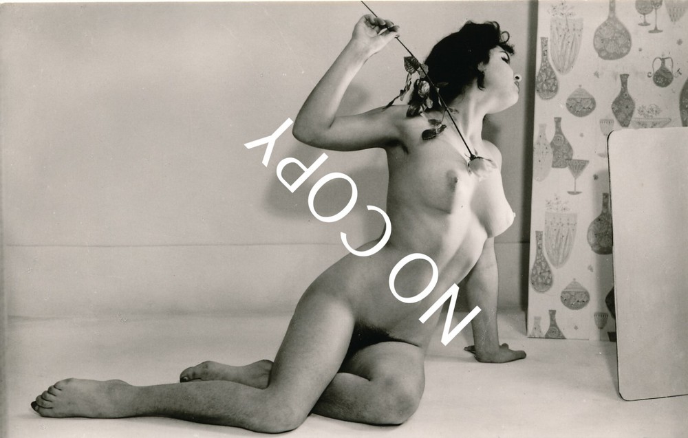 Photo pretty young woman nude art photographer unique around 1960 X176