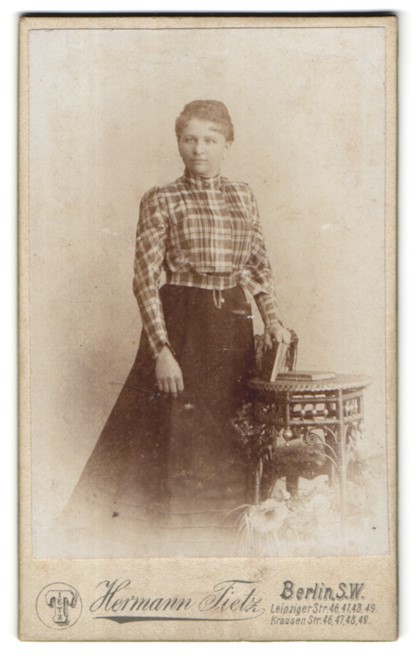 Photograph Hermann Tietz, Berlin-SW, Leipziger Strasse 46-49, portrait young Da