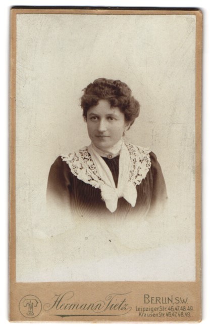 Photograph Hermann Tietz, Berlin, Leipziger Str. 46-49, common lady with lo
