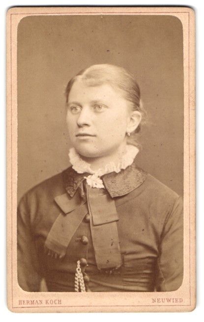 Photograph Herman Koch, Neuwied, Engerser Str. 86, portrait of a woman with elega