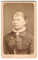 Photograph Herman Koch, Neuwied, Engerser Str. 86, portrait of a woman with elega