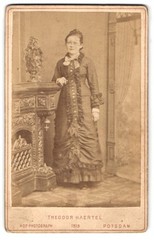 Photography Theodor Haertel, Potsdam, Charlottenstr. 25, elegant lady in waisti