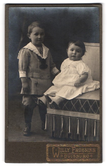Photograph Willy Frohsinn, Duisburg, Königstrasse 26, toddlers in neat condition