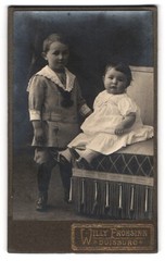 Photograph Willy Frohsinn, Duisburg, Königstrasse 26, toddlers in neat condition