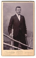Photograph Aug. Ekström, Nybro, Elegant Gentleman with Walking Stick CDV / Cabinet Photo