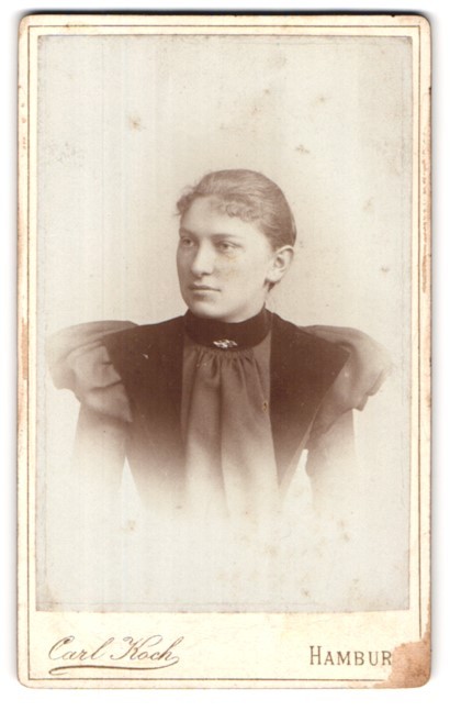 Photograph Carl Koch, Hamburg, Neuerwall 30, portrait young lady in fashionable K
