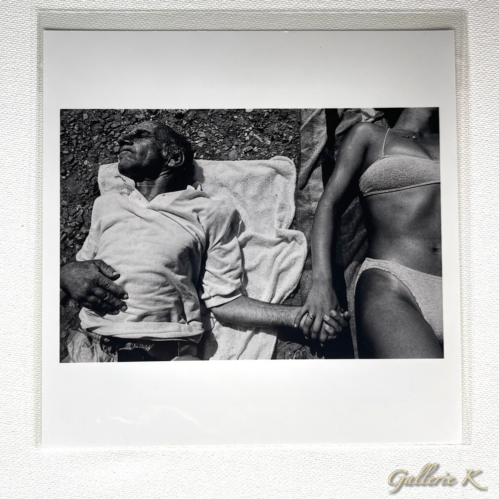 SIGNED ALEX MAJOLI COUPLE ON THE BEACH 2021 MAGNUM 2019 6″ SQUARE PRINT NEW