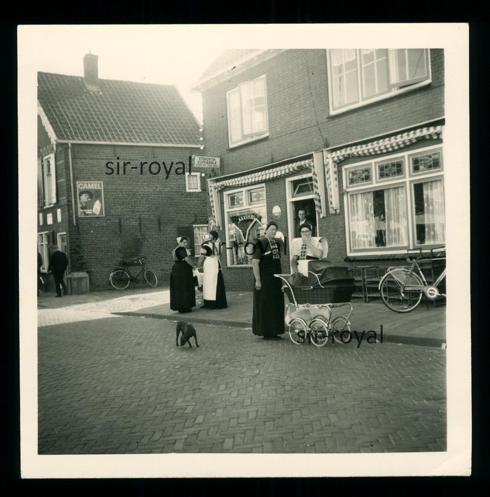 Alkmaar 1960s – Kaashuis – Women in Costume – Netherlands Holland – Photo 9x9cm