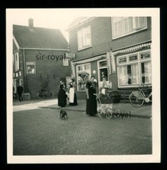 Alkmaar 1960s – Kaashuis – Women in Costume – Netherlands Holland – Photo 9x9cm