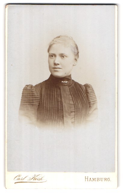 Photograph Carl Koch, Hamburg, Neuerwall 30, portrait young lady with returned