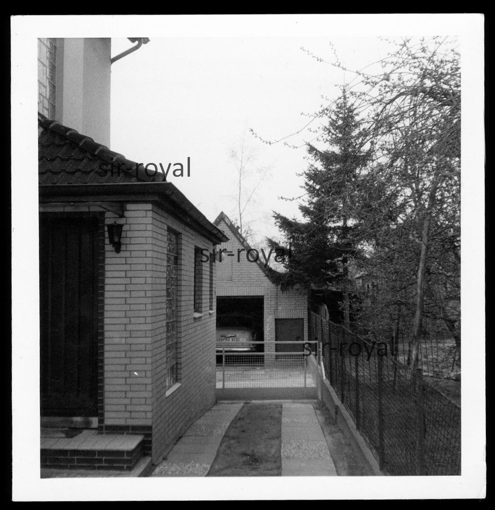 Hamburg 1960s – Courtyard Driveway with Car in Garage – Still Life Automotive – Photo 9x9cm