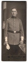Photograph Richard Blum, Hameln, Deisterstrasse 74, soldier in uniform with hands