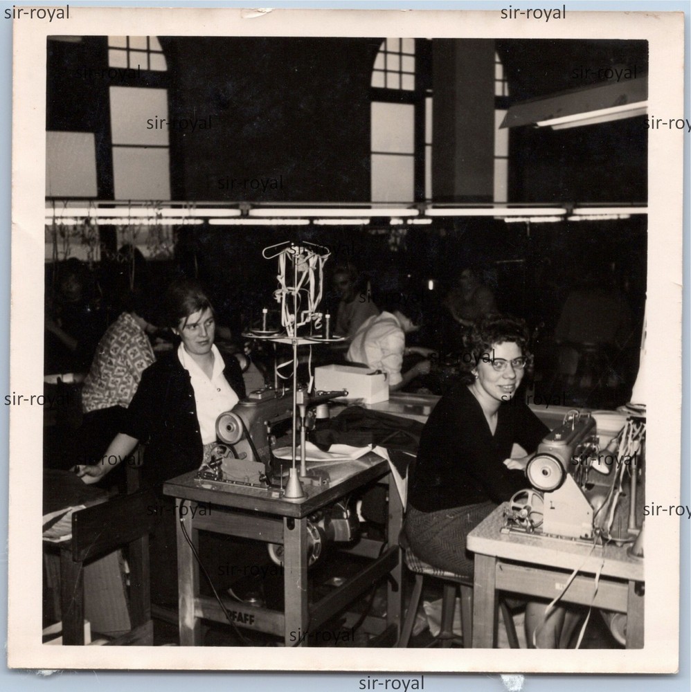 Women at Pfaff Sewing Machines in Factory Hall – Industrial Crafts – Photo 9x9cm