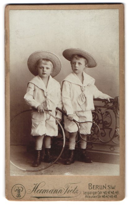 Photograph Hermann Tietz, Berlin, Leipzier-Straße 46-49, boys in sailor suit