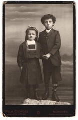 Photograph Wilh. Coordes, Munich, Tumblingerstraße 24, pair of siblings in cloudy