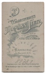 Photograph Hermann Tietz, Hamburg, size Burstah 12-14, portrait of half-grown Kn
