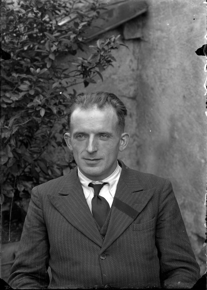 Portrait Homme IN Mourning Outdoor Garden – Negative Photo Antique Glasses 1940
