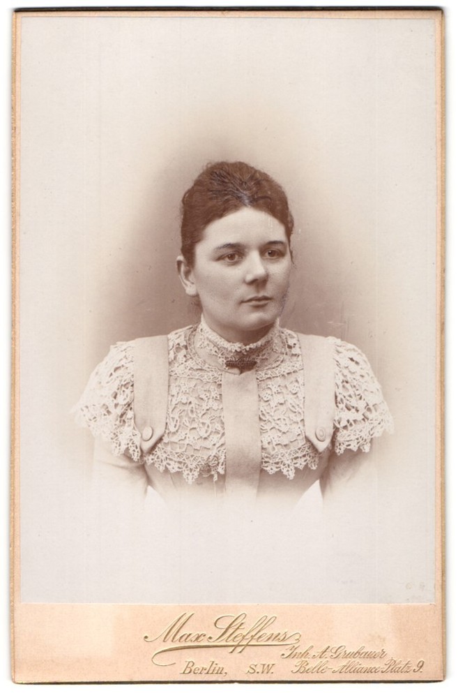 Photograph Max Steffens, Berlin, Belle Alliance Square 9, portrait of a woman in