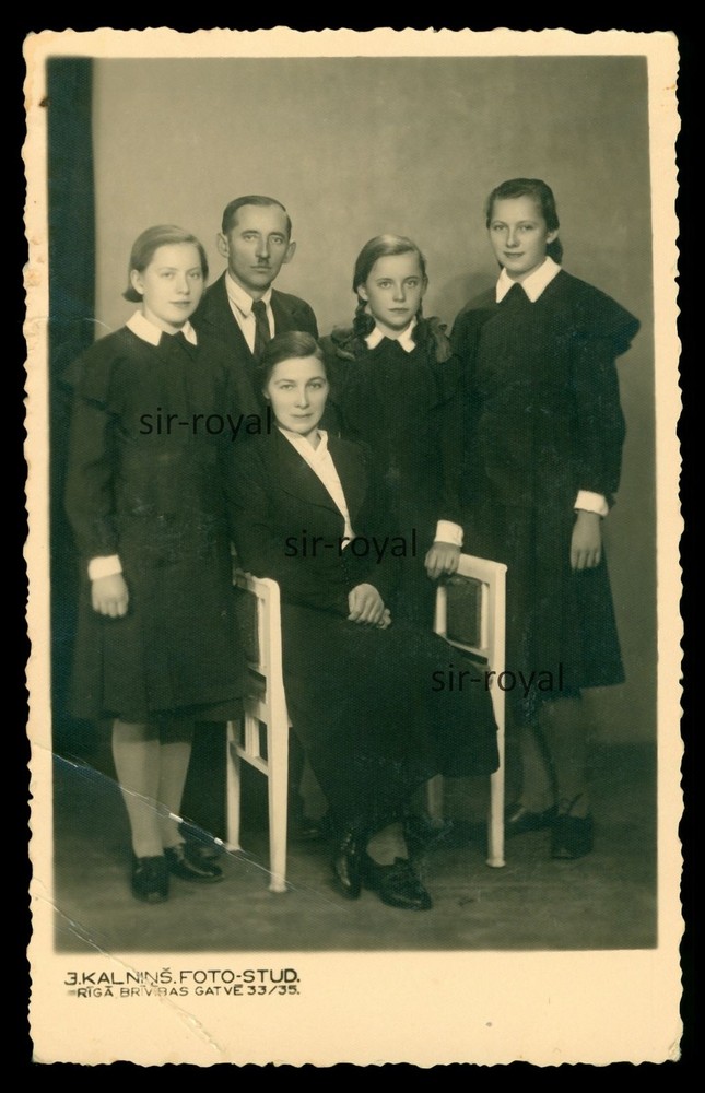 Riga 1930s – Family in Portrait – Latvia – Photo Postcard 9x14cm