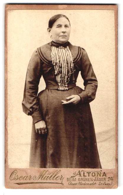 Photograph Oscar Müller, Altona, At the Green Hunter 24, portrait elderly lady in