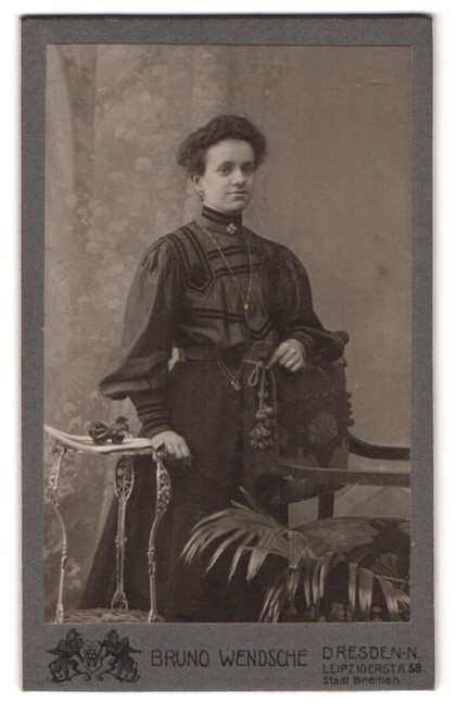 Photograph Bruno Wendsche, Dresden, Leipzigerstr. 58, happy young lady with