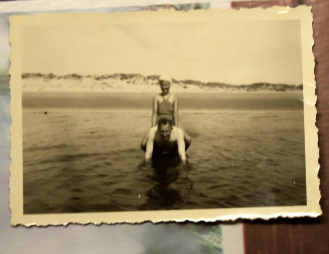 Photo 1950 woman girl girl man sea bathing swimsuit vintage AM