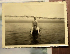 Photo 1950 woman girl girl man sea bathing swimsuit vintage AM