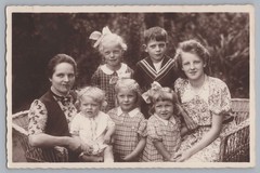 Family 1942 – Young Girls Women – Vintage Photo 1940s