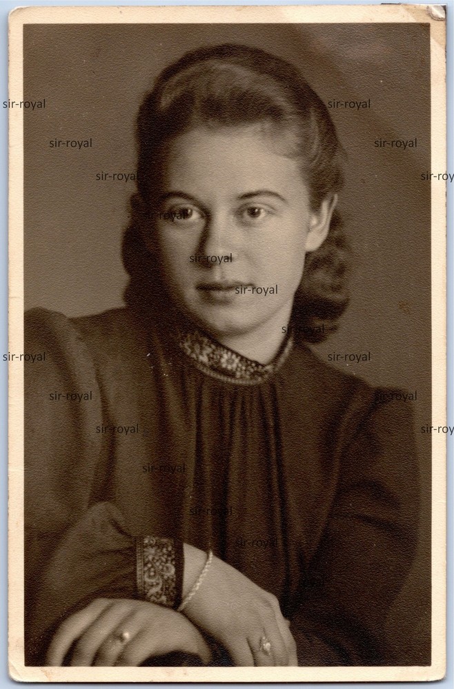 Schwerin in April 1945 – Pretty Woman Käte in Portrait – 1940s – Photo Postcard 9x14cm