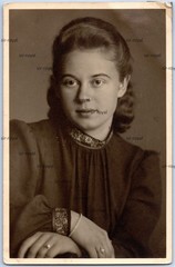 Schwerin in April 1945 – Pretty Woman Käte in Portrait – 1940s – Photo Postcard 9x14cm