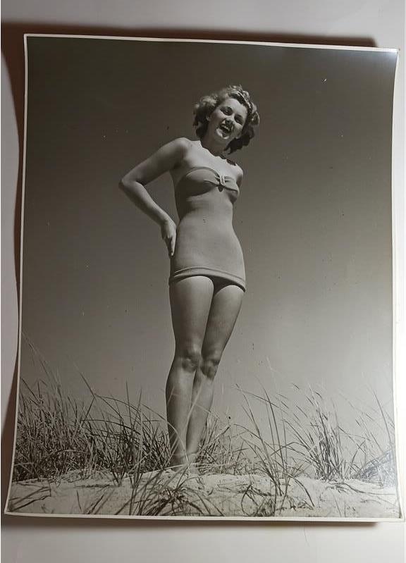 ORIGINAL PHOTOGRAPH SWIMSUIT MODEL STANDING ON BEACH 1940’S TO 1950’S 11 X 14