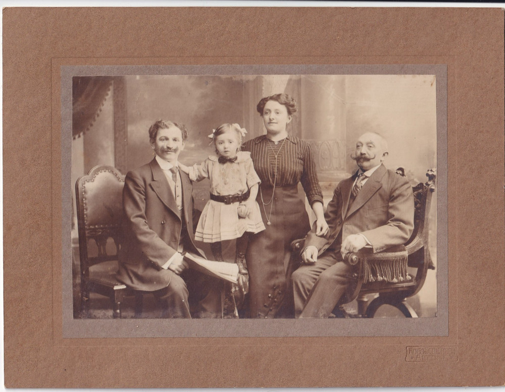 Photo on Cardboard – Family Portrait – Altona 1910/15