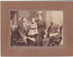 Photo on Cardboard – Family Portrait – Altona 1910/15