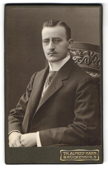 Photograph Th. Alfred Hahn, Chemnitz, Brückenstr. 5, Portrait of an Elegant H