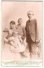 Photography Max Fischer, Dresden, Moritzstraße 8b, couple with their 2 young Ki