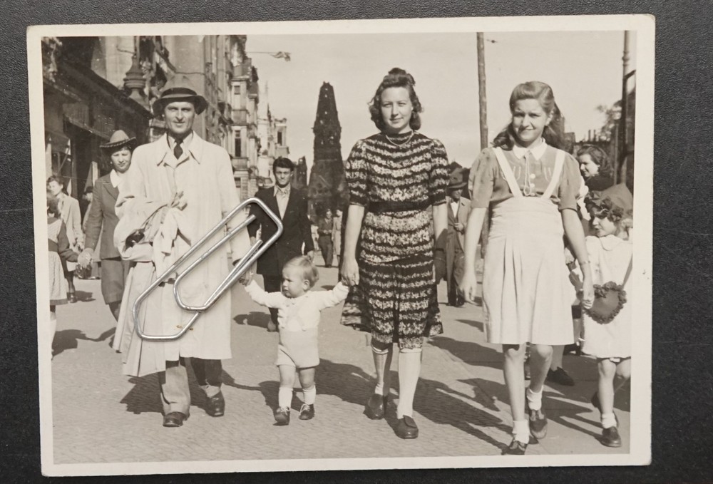 Photo portrait man father child family Berlin Kurfürstendamm church view Mutte