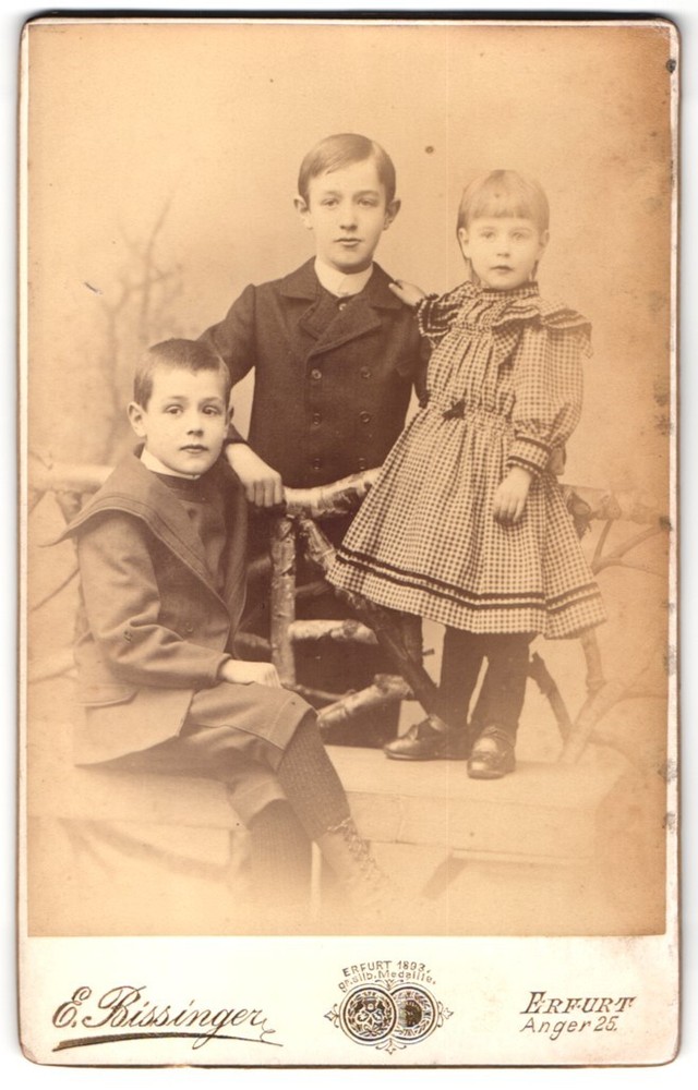 Photograph E. Bissinger, Erfurt, Anger 25, three children on a bench