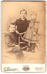 Photograph E. Bissinger, Erfurt, Anger 25, three children on a bench