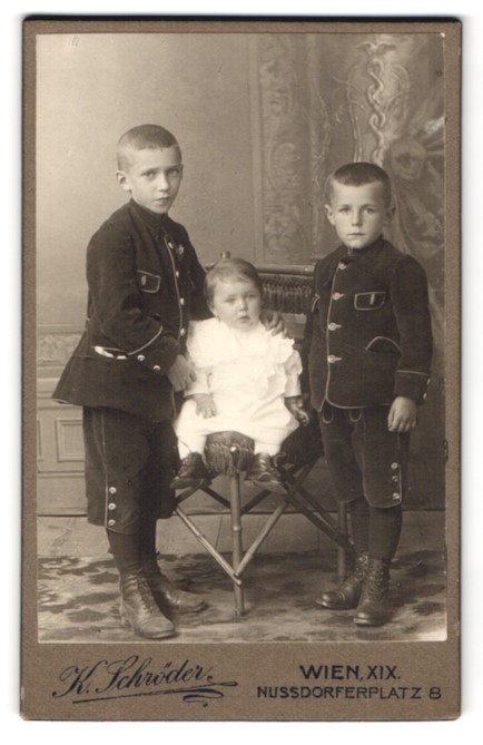 Photograph Karl Schröder, Vienna, Nussdorferplatz 8, two brothers in Lederhosen mi