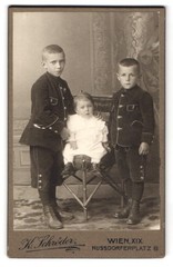 Photograph Karl Schröder, Vienna, Nussdorferplatz 8, two brothers in Lederhosen mi