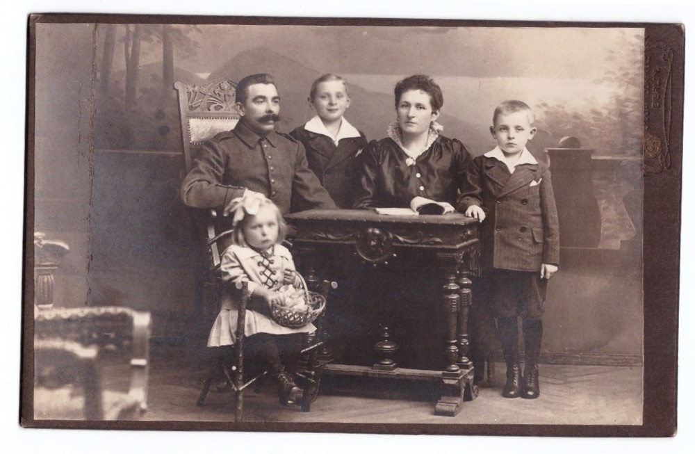 KAB photo around 1910, soldier with family, Berlin