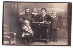 KAB photo around 1910, soldier with family, Berlin