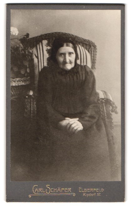 Photograph Carl Schäfer, Elberfeld, Kipdorf 57, portrait elderly lady in dress M
