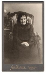 Photograph Carl Schäfer, Elberfeld, Kipdorf 57, portrait elderly lady in dress M