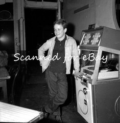 POSS TEENAGE ACTOR IN LONDON CAFE JUKEBOX YOUTH SOCIAL HISTORY 1 NEGATIVE 1950s