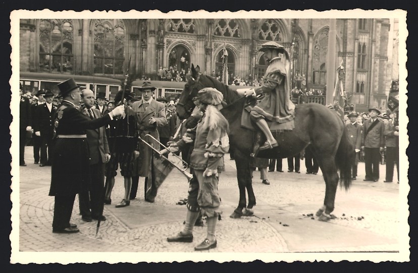 2 photographs view Bremen, folk festival in Parkallee, Freimarkt herald on